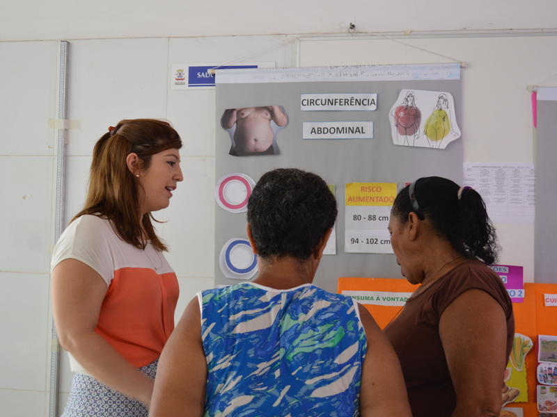 Nutricionista do Núcleo de Apoio à Saúde da Família (NASF), Alexandrina Marinho, expos em estande, figuras de alimentos indicados aos diabéticos