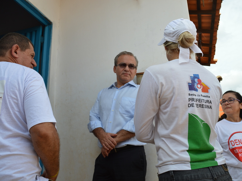 Prefeito Firmino Filho e agente de saúde visitam casa no Parque Brasil à procura de focos de dengue