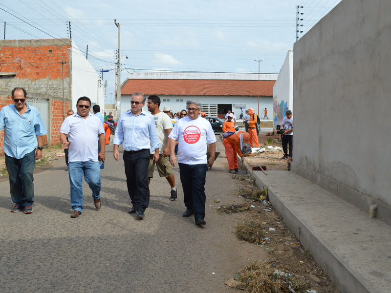 Prefeito e gestores da FMS percorreram ruas do Parque Brasil, durante Faxina nos Bairros 