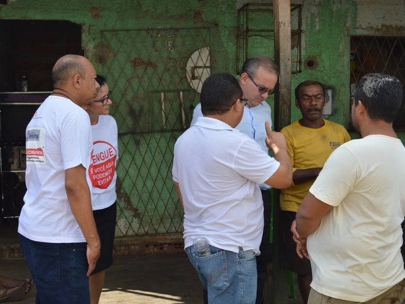 Firmino Filho conversou com moradores do Parque Brasil sobre o combate ao mosquito da Dengue