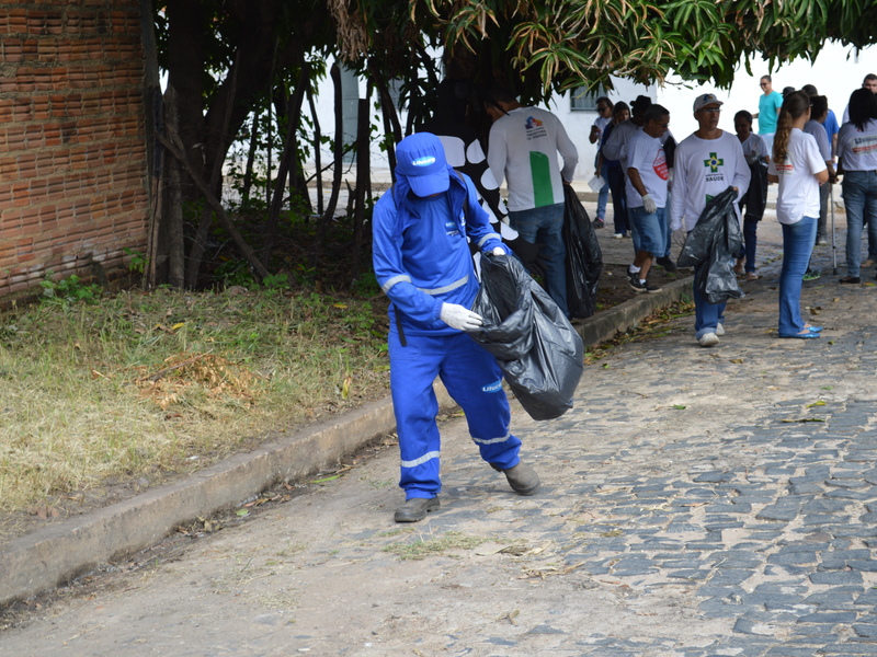 http://fms.teresina.pi.gov.br/noticia/para-evitar-proliferacao-do-aedes-40-bairros-de-teresina-foram-faxinados