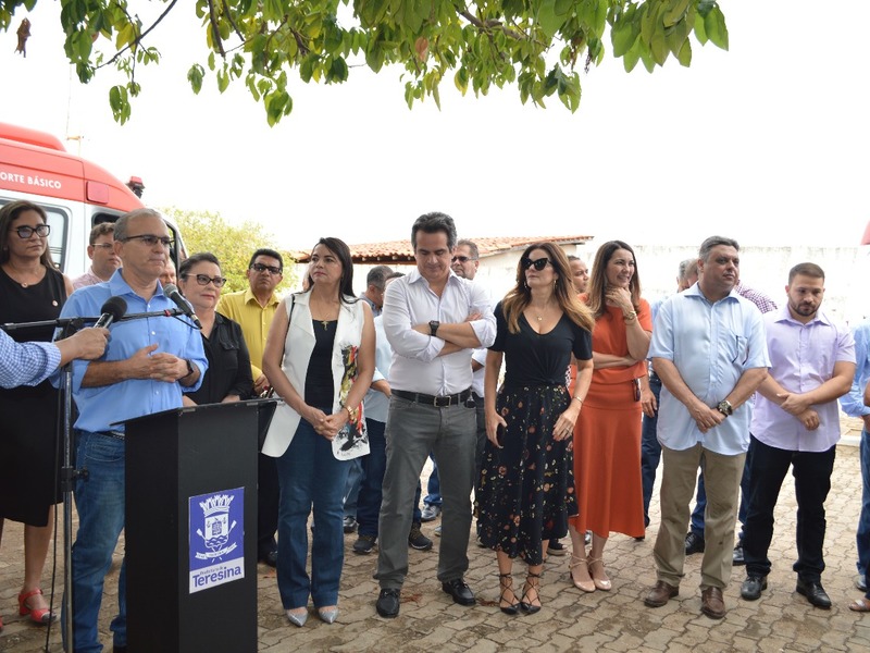 O prefeito Firmino Filho passou as chaves das novas ambulâncias à diretora do SAMU, Francina Amorim