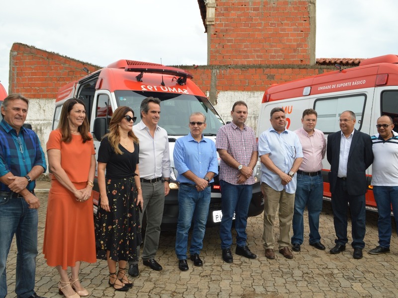 O prefeito Firmino Filho passou as chaves das novas ambulâncias à diretora do SAMU, Francina Amorim