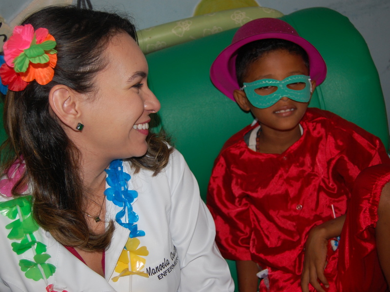 Festa de carnaval anima crianças internadas no HUT
