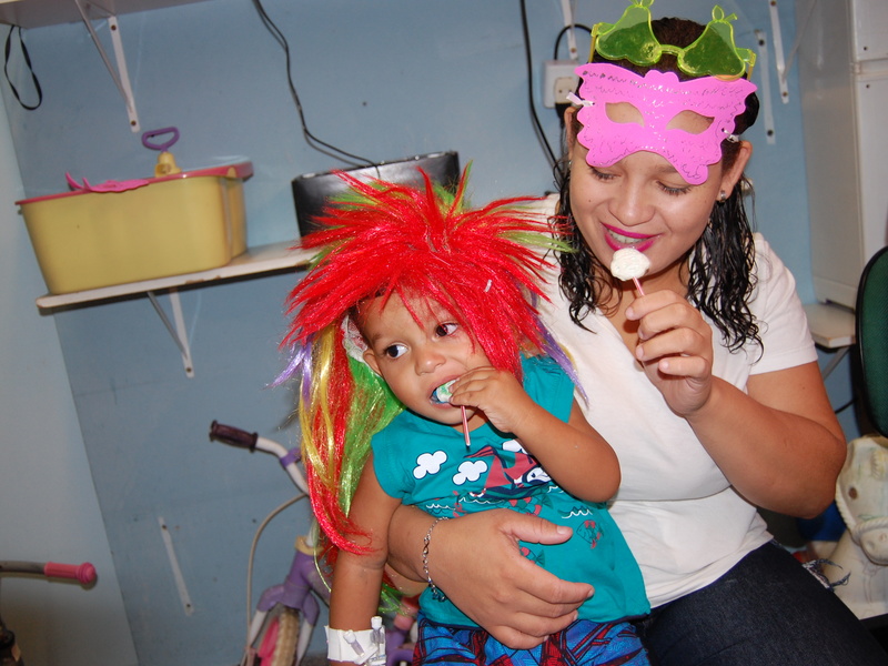 Festa de carnaval anima crianças internadas no HUT