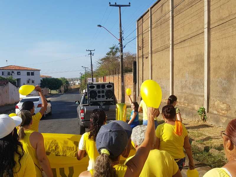 Profissionais de saúde e comunidade fazem atividade alusiva ao Setembro Amarelo no Cristo Rei
