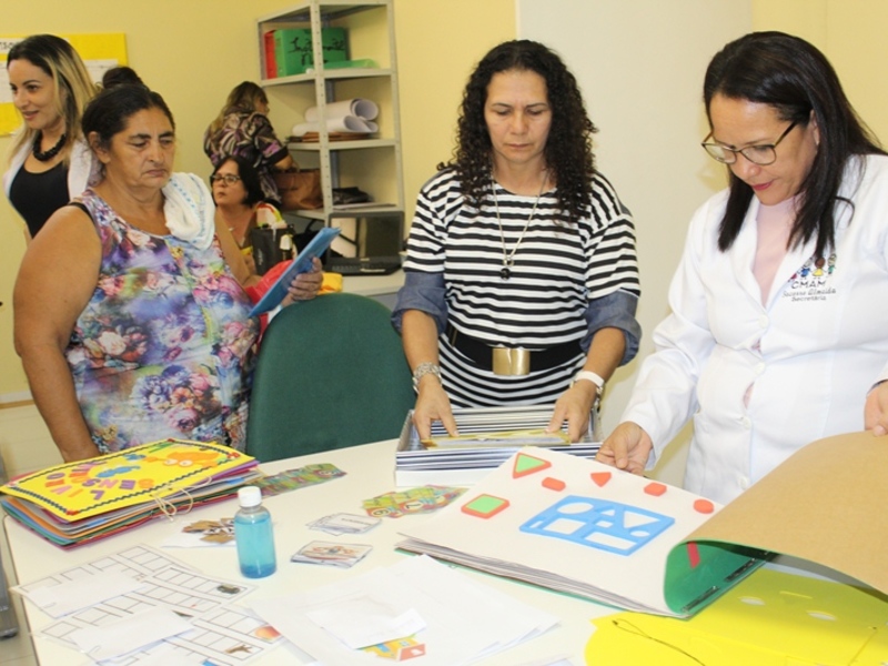 Multiprofissionais do CMAM confeccionam o próprio material terapêutico