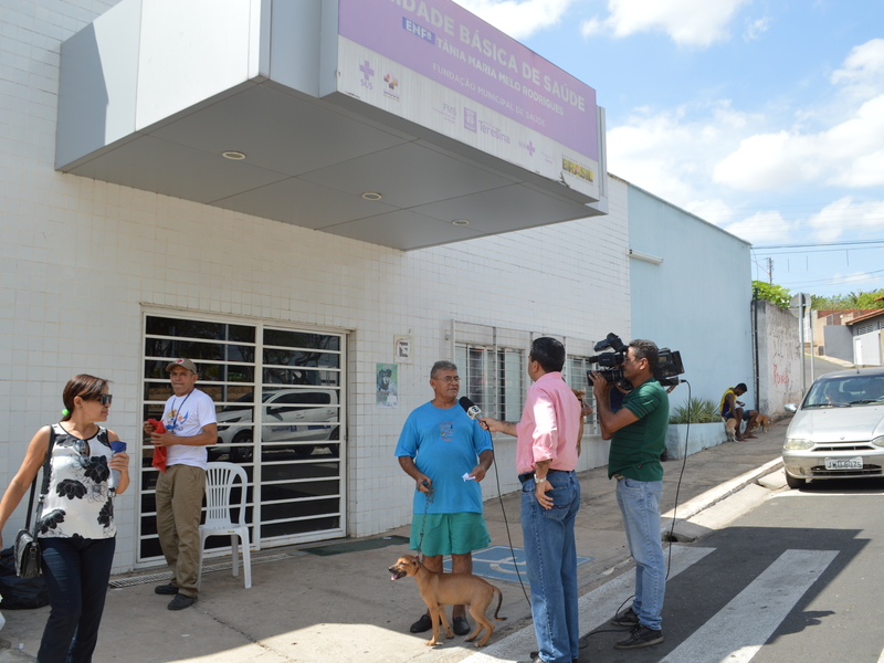 População das zonas Sul e Sudeste vacina cães e gatos contra a raiva 