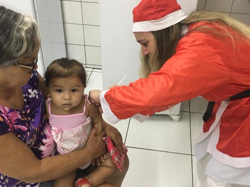 Crianças são recebidas por Mamãe Noel em sala de vacina da UBS dos Três Andares