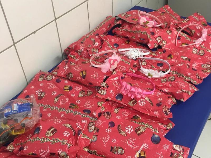 Crianças são recebidas por Mamãe Noel em sala de vacina da UBS dos Três Andares