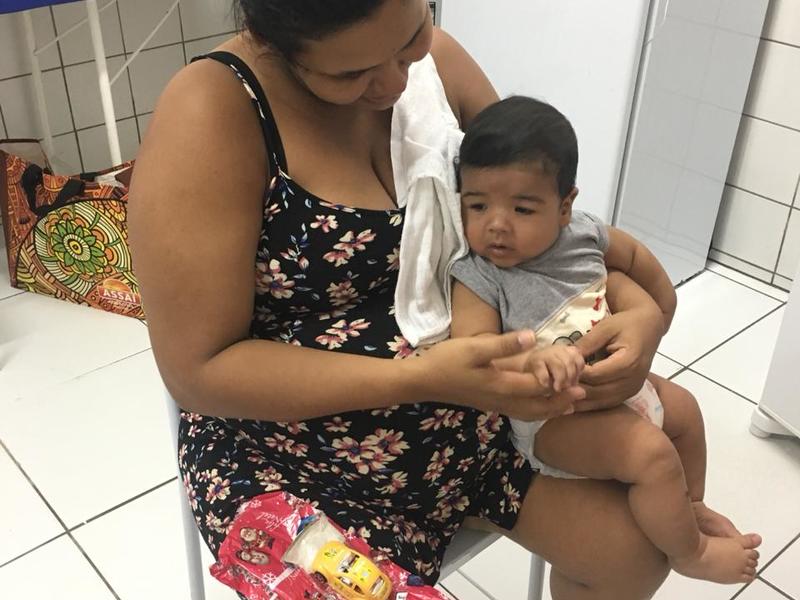 Crianças são recebidas por Mamãe Noel em sala de vacina da UBS dos Três Andares