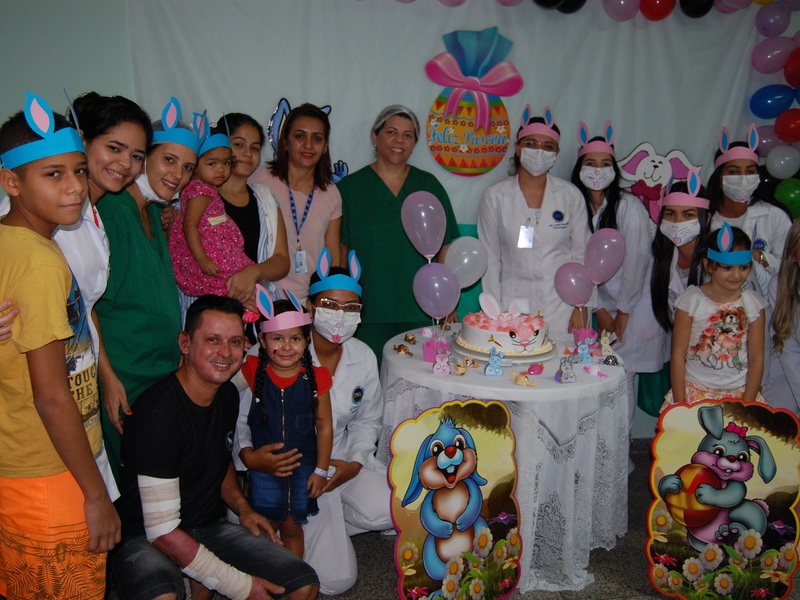 Crianças internadas na Unidade de Queimados do HUT ganham festa de páscoa
