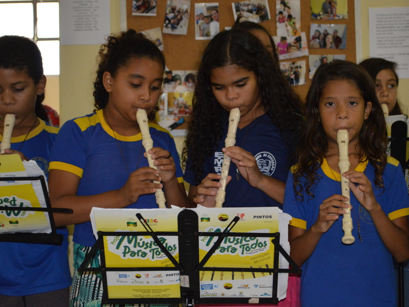 Crianças atendidas pelo CMAM ganham presentes de Dia das Crianças
