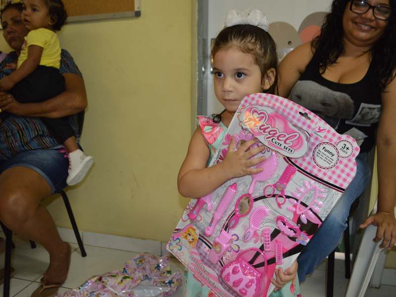 Crianças atendidas pelo CMAM ganham presentes de Dia das Crianças