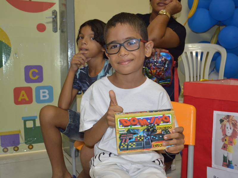 Crianças atendidas pelo CMAM ganham presentes de Dia das Crianças