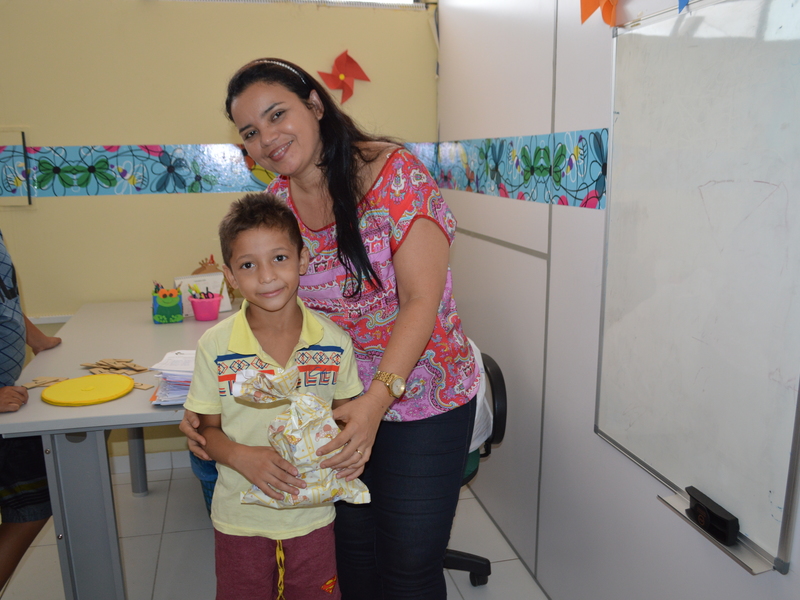Crianças atendidas pelo CMAM ganham presentes de Dia das Crianças
