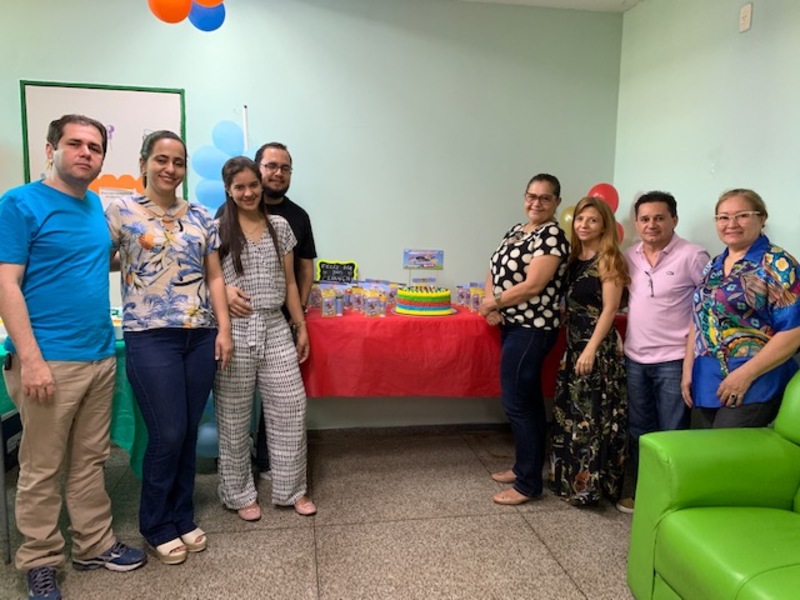 Voluntários fazem festa e distribuem presentes para crianças internadas no HUT