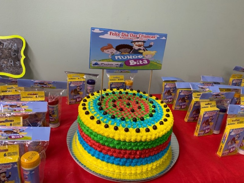 Voluntários fazem festa e distribuem presentes para crianças internadas no HUT