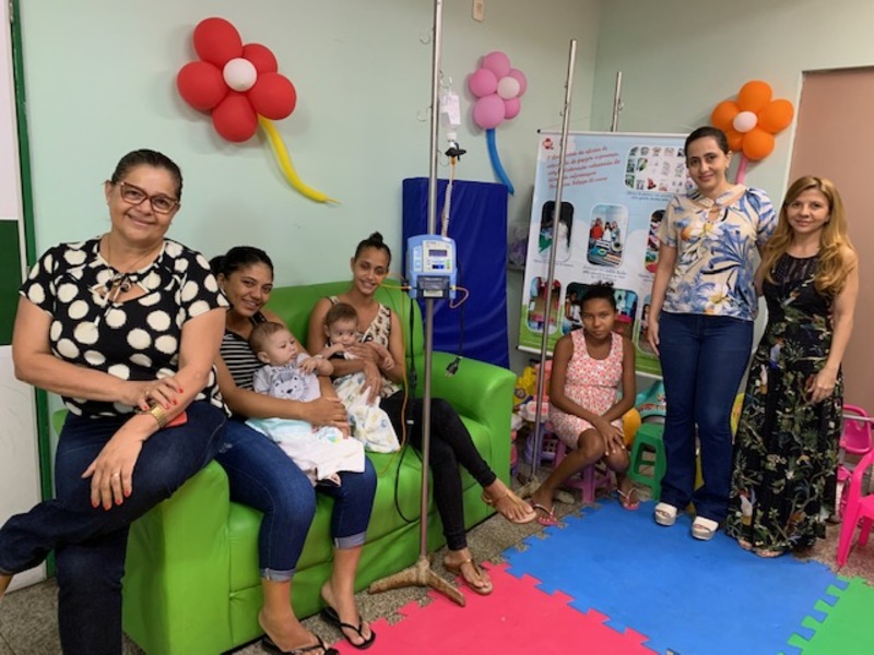 Voluntários fazem festa e distribuem presentes para crianças internadas no HUT