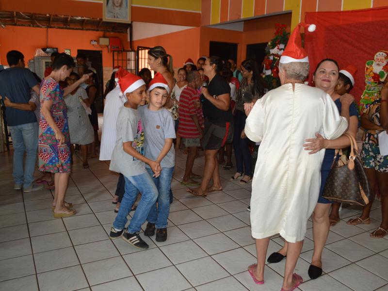 Crianças do CAPSi visitam idosos do Abrigo São Lucas