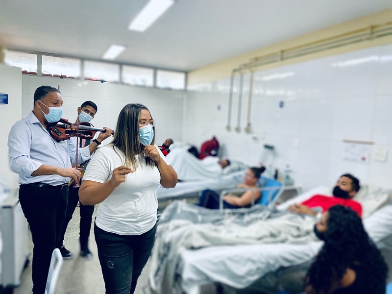 Musicoterapia faz alegria de pacientes e servidores no HUT