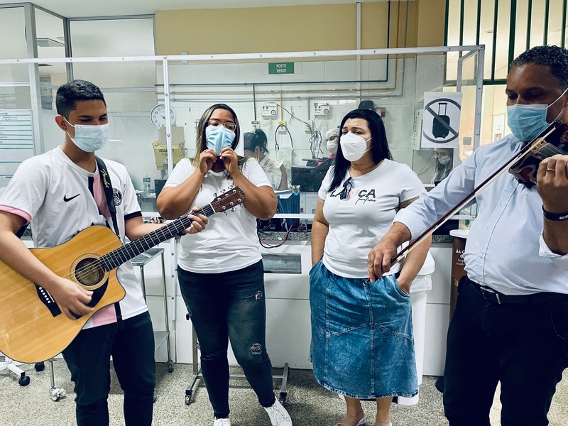 Musicoterapia faz alegria de pacientes e servidores no HUT