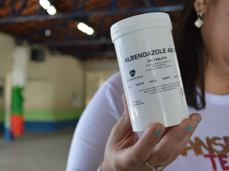 Crianças avaliadas em campanha de hanseníase passam por exame dermatológico