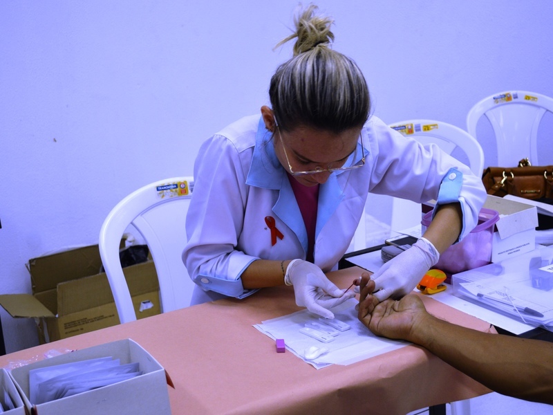 No Dia de Luta contra AIDS, mais de 50 testes rápidos de HIV são realizados pela FMS
