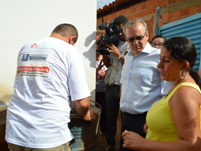 Prefeito visita casas do Parque Brasil e esclarece sobre combate ao mosquito Aedes aegypti