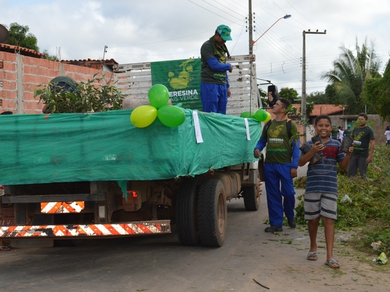 Caminhão verde vai distribuir mudas de plantas na Faxina nos Bairros