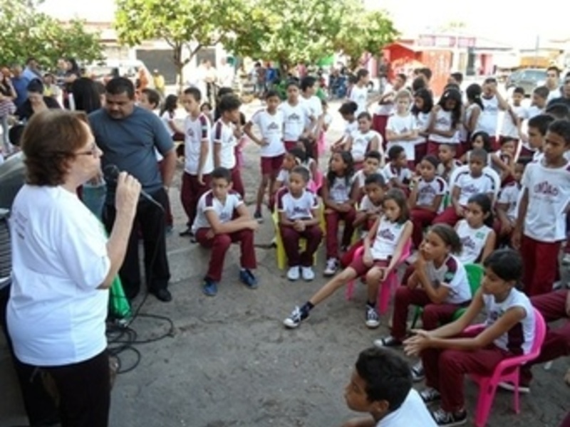 Crianças participam de ação de combate à dengue na zona Norte