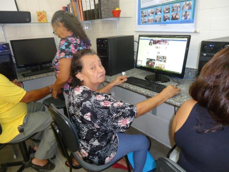 Centro de Saúde do Saci promove cursos de informática para idosos