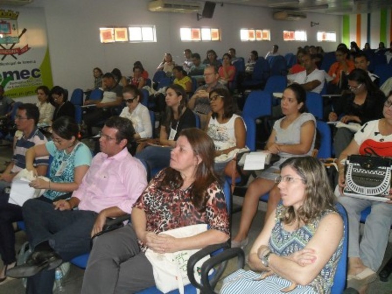 Profissionais de saúde e educação discutem estratégias de combate às drogas