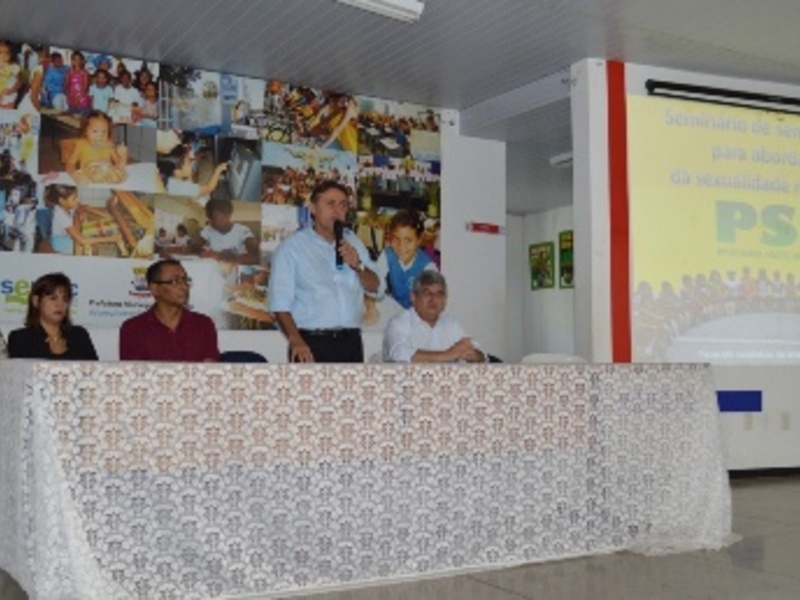 Profissionais discutem a abordagem da sexualidade nas escolas Profissionais discutem a abordagem da sexualidade nas escolas