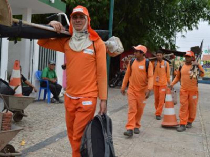 PMT realiza mutirão de limpeza nos bairros mais afetados pela dengue