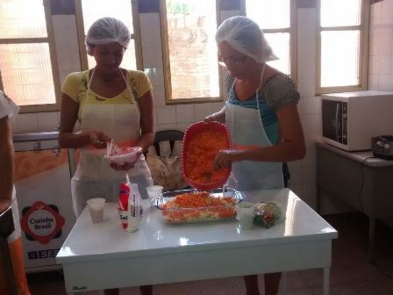 Comunidade da Vila da Paz recebe dicas de alimentação