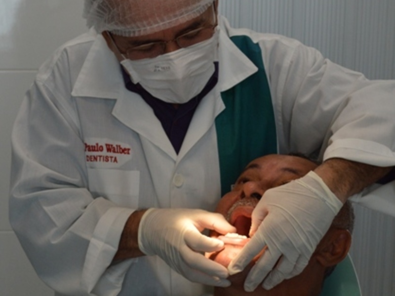 Programa entrega mais de 1.200 próteses dentárias em 2014