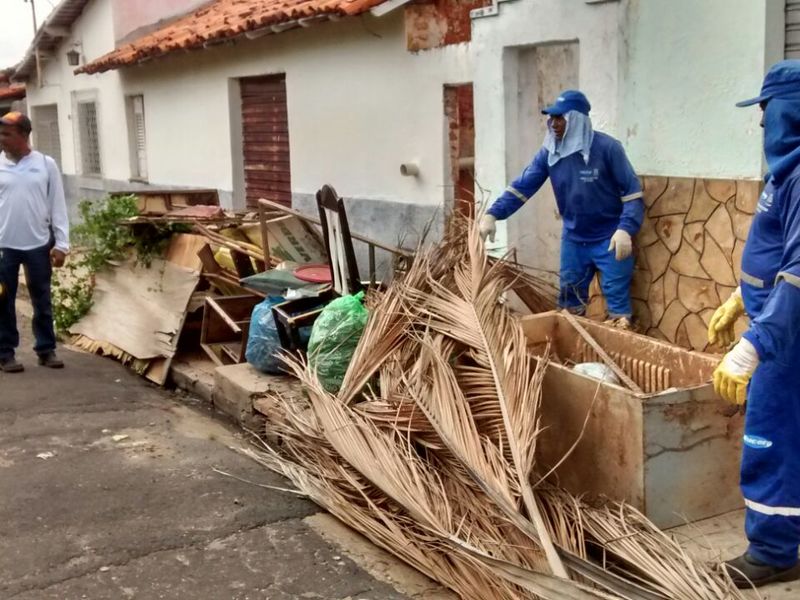 Limpeza e educação para evitar doenças é o foco da Faxina nos Bairros