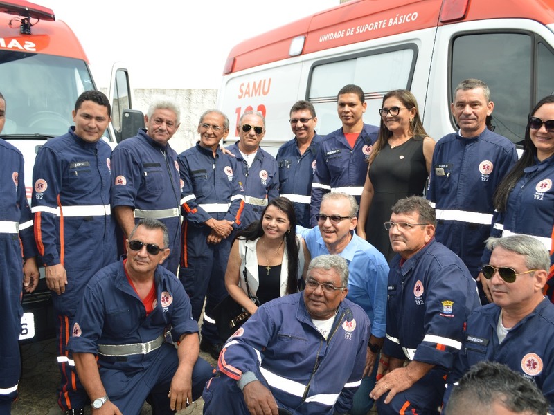 Servidores do SAMU comemoram entrega de cinco novas ambulâncias
