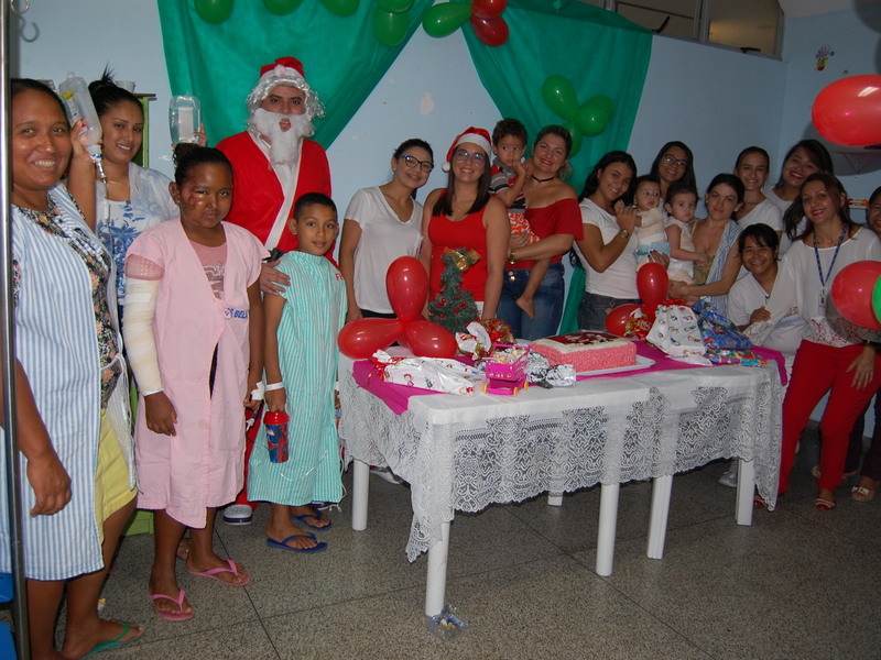 Crianças internadas na Unidade de Queimados do HUT ganham festa de Natal