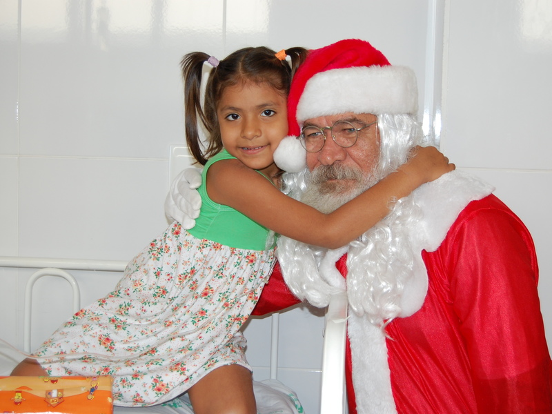 Crianças internadas no HUT recebem a visita do Papai Noel