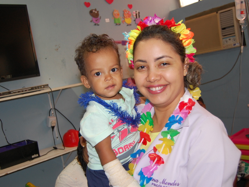 Festa de carnaval anima crianças internadas no HUT