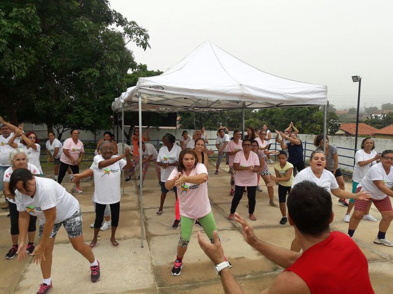 Academias comemoram dia da atividade física com aulões de zumba