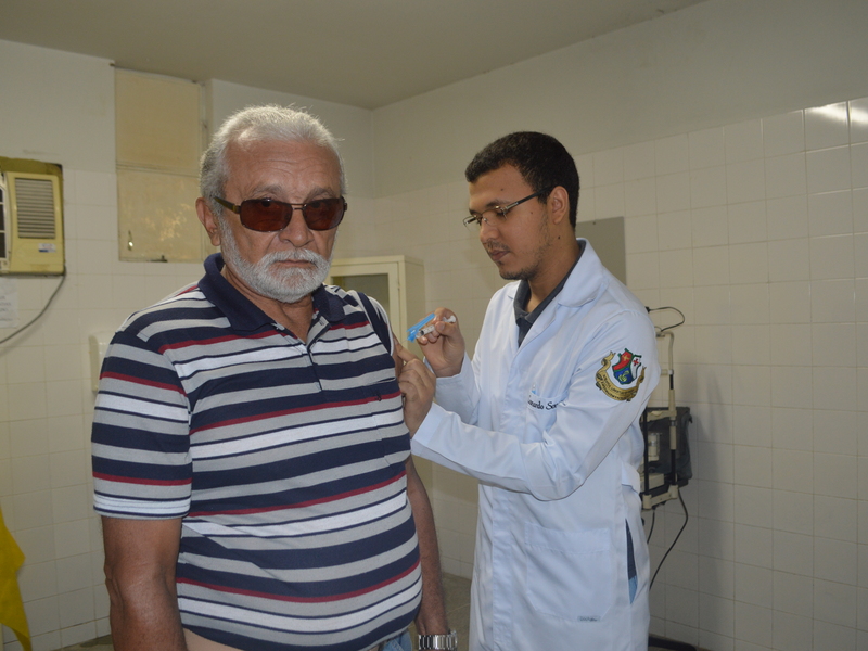 UBS Cidade Verde leva vacina da gripe a idosos do Centro Marly Sarney