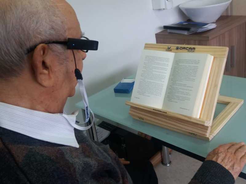 Deficientes visuais recebem dispositivo que auxilia a leitura
