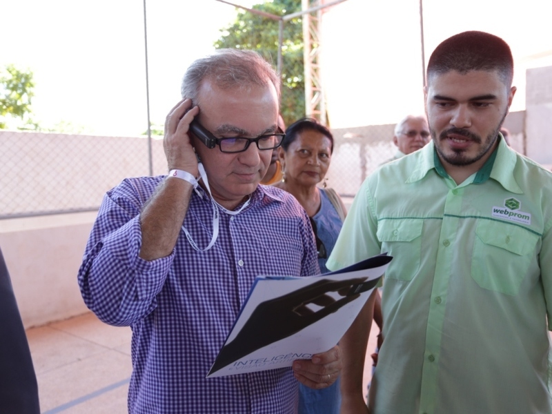 Prefeito entrega à ACEP dispositivos que permitem a leitura por deficientes visuais