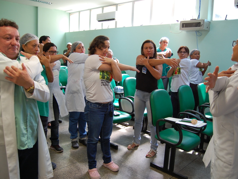 Ginástica laboral promove bem estar de profissionais do HUT