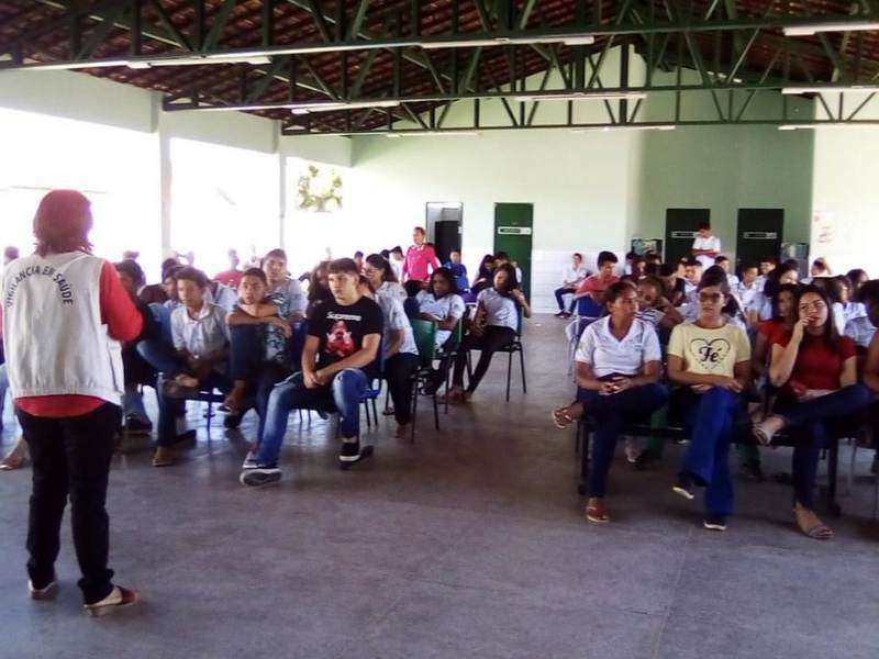 FMS promove palestra de prevenção a arboriviroses e DSTs em escola da capital