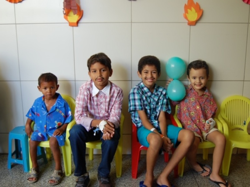 Crianças internadas na pediatria do HUT se divertem com festa junina