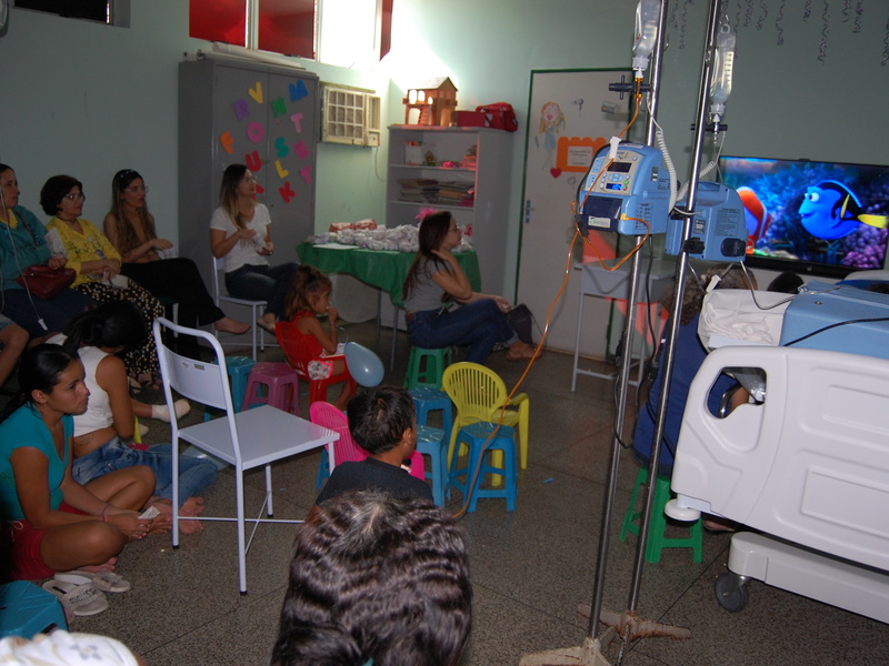 Projeto Cine Pipoca HUT reúne crianças para uma tarde de cinema